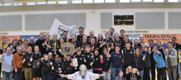 Siegermannschaft und Fans