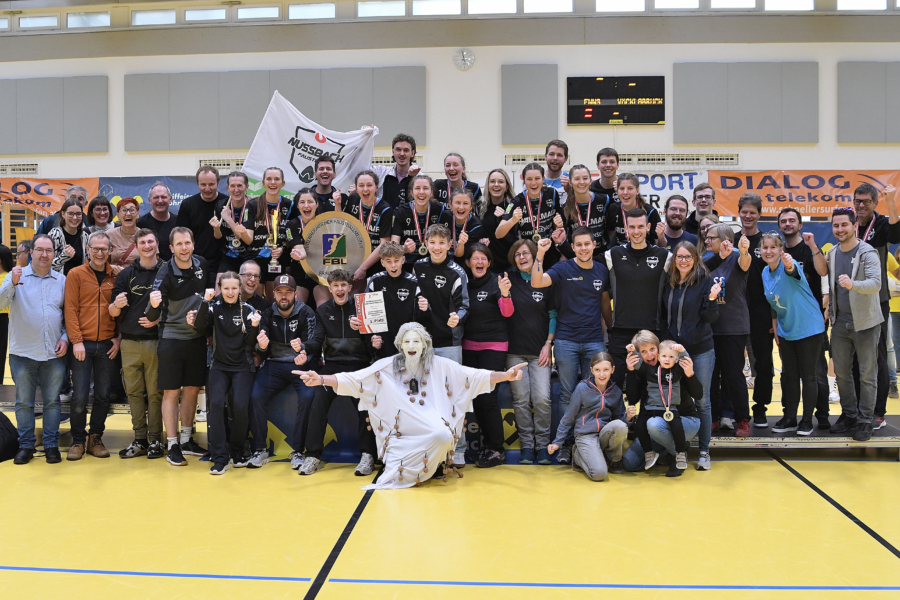 Siegermannschaft und Fans